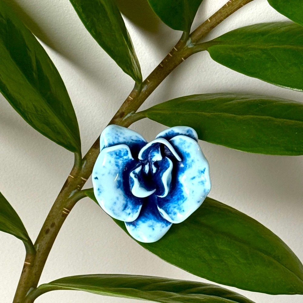 Unbranded woman’s large denim and powder Blue Rose Flower Ring Size 6